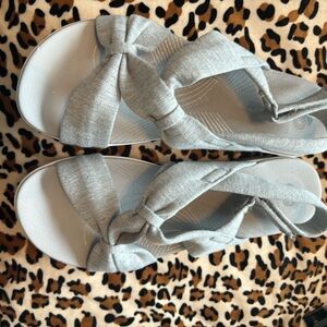 Clark’s Cloudsteppers Gray Cloth Fabric Strap Foam Platform Sandals Velcro